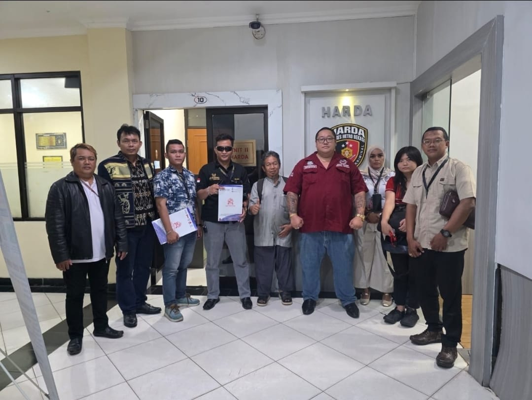Doc. Pelapor Hairil Tami bersama tim kuasa hukumnya saat mengajukan laporan terkait dugaan penggelapan di Polres Metro Bekasi, Kabupaten Bekasi. Laporan tersebut diajukan pada 10 September 2025 dan selanjutnya menjadi dasar permintaan pihak pelapor untuk memperoleh informasi mengenai perkembangan penanganan perkara serta SP2HP dari penyidik.