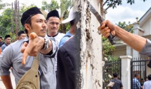 Ibadah GKPI Mauk-Sepatan Dibubarkan, Jemaat Disebut Diancam dengan Senjata Tajam Doc. Kompilasi dokumentasi peristiwa pembubaran ibadah jemaat GKPI Mauk-Sepatan, Kabupaten Tangerang, Minggu (20/9/2026). Foto memperlihatkan seorang warga yang diduga terlibat dalam kejadian membawa senjata tajam serta aksi penebasan pada bagian dinding bangunan tempat ibadah. Dokumentasi tersebut menjadi bagian dari materi pemberitaan mengenai penghentian kegiatan ibadah yang kemudian ditangani melalui proses mediasi oleh pihak terkait.