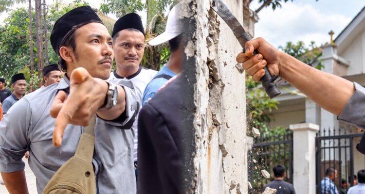 Doc. Kompilasi dokumentasi peristiwa pembubaran ibadah jemaat GKPI Mauk-Sepatan, Kabupaten Tangerang, Minggu (20/9/2026). Foto memperlihatkan seorang warga yang diduga terlibat dalam kejadian membawa senjata tajam serta aksi penebasan pada bagian dinding bangunan tempat ibadah. Dokumentasi tersebut menjadi bagian dari materi pemberitaan mengenai penghentian kegiatan ibadah yang kemudian ditangani melalui proses mediasi oleh pihak terkait.