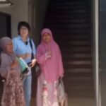 Doc. Sri Patokah bersama kuasa hukumnya dari PHOEBE Law Firm berada di Polres Blitar Kota, Senin (21/9/2026), untuk mempertanyakan perkembangan penanganan perkara terkait rumah yang disebut telah dilelang oleh Bank Panin. Dalam pertemuan tersebut, pihak penyidik menyampaikan masih diperlukan keterangan saksi tambahan dan gelar perkara direncanakan pada awal Oktober 2026.
