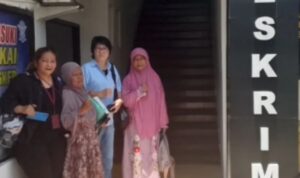 Doc. Sri Patokah bersama kuasa hukumnya dari PHOEBE Law Firm berada di Polres Blitar Kota, Senin (21/9/2026), untuk mempertanyakan perkembangan penanganan perkara terkait rumah yang disebut telah dilelang oleh Bank Panin. Dalam pertemuan tersebut, pihak penyidik menyampaikan masih diperlukan keterangan saksi tambahan dan gelar perkara direncanakan pada awal Oktober 2026.