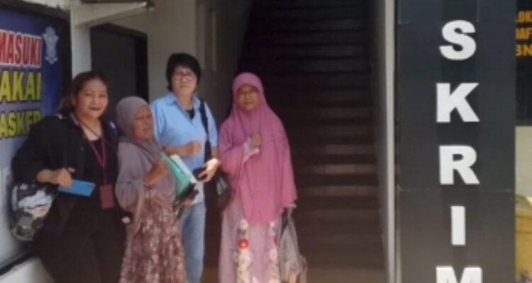 Doc. Sri Patokah bersama kuasa hukumnya dari PHOEBE Law Firm berada di Polres Blitar Kota, Senin (21/9/2026), untuk mempertanyakan perkembangan penanganan perkara terkait rumah yang disebut telah dilelang oleh Bank Panin. Dalam pertemuan tersebut, pihak penyidik menyampaikan masih diperlukan keterangan saksi tambahan dan gelar perkara direncanakan pada awal Oktober 2026.