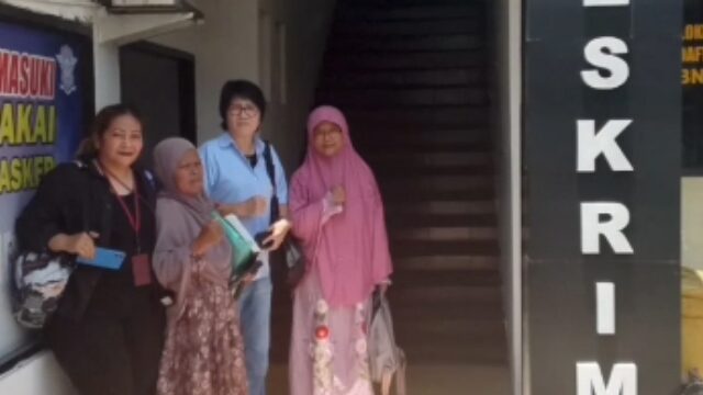 Doc. Sri Patokah bersama kuasa hukumnya dari PHOEBE Law Firm berada di Polres Blitar Kota, Senin (21/9/2026), untuk mempertanyakan perkembangan penanganan perkara terkait rumah yang disebut telah dilelang oleh Bank Panin. Dalam pertemuan tersebut, pihak penyidik menyampaikan masih diperlukan keterangan saksi tambahan dan gelar perkara direncanakan pada awal Oktober 2026.
