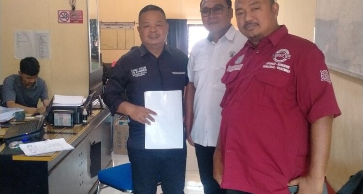 Penanganan Kasus Dugaan Kekerasan Benang Raja, Tim Advokasi Apresiasi Penyidik Polres Salatiga Doc. Kuasa hukum korban dari Subur Jaya Law Firm–FERADI WPI berada di kantor Polres Salatiga untuk melakukan koordinasi terkait perkembangan penanganan perkara dugaan kekerasan terhadap M. Sholeh Abdullah R. di area parkir Toko Benang Raja. Koordinasi dilakukan setelah agenda pemeriksaan korban di RSUD Salatiga dan menjadi bagian dari pendampingan hukum terhadap korban selama proses penanganan perkara berlangsung.