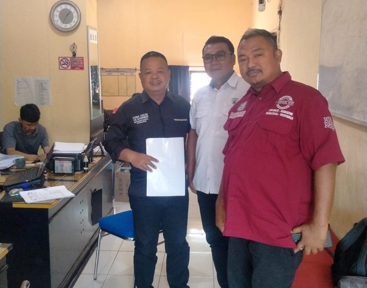 Doc. Kuasa hukum korban dari Subur Jaya Law Firm–FERADI WPI berada di kantor Polres Salatiga untuk melakukan koordinasi terkait perkembangan penanganan perkara dugaan kekerasan terhadap M. Sholeh Abdullah R. di area parkir Toko Benang Raja. Koordinasi dilakukan setelah agenda pemeriksaan korban di RSUD Salatiga dan menjadi bagian dari pendampingan hukum terhadap korban selama proses penanganan perkara berlangsung.