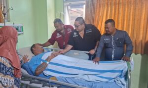 Doc. Kuasa hukum dan tim advokasi FERADI WPI–Subur Jaya Law Firm membesuk M. Sholeh Abdullah R. yang masih menjalani perawatan di RSUD Salatiga, Selasa (22/9/2026). Kunjungan tersebut dilakukan sebagai bentuk pendampingan terhadap korban dalam proses penanganan perkara dugaan kekerasan di area parkir Toko Benang Raja, sekaligus untuk memantau kondisi dan memberikan dukungan selama proses pemulihan.