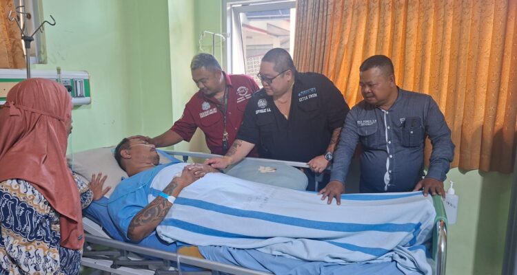Kuasa Hukum Soroti Kondisi M. Sholeh, Tim Advokasi Apresiasi Pemeriksaan Polres Salatiga di RSUD Doc. Kuasa hukum dan tim advokasi FERADI WPI–Subur Jaya Law Firm membesuk M. Sholeh Abdullah R. yang masih menjalani perawatan di RSUD Salatiga, Selasa (22/9/2026). Kunjungan tersebut dilakukan sebagai bentuk pendampingan terhadap korban dalam proses penanganan perkara dugaan kekerasan di area parkir Toko Benang Raja, sekaligus untuk memantau kondisi dan memberikan dukungan selama proses pemulihan.