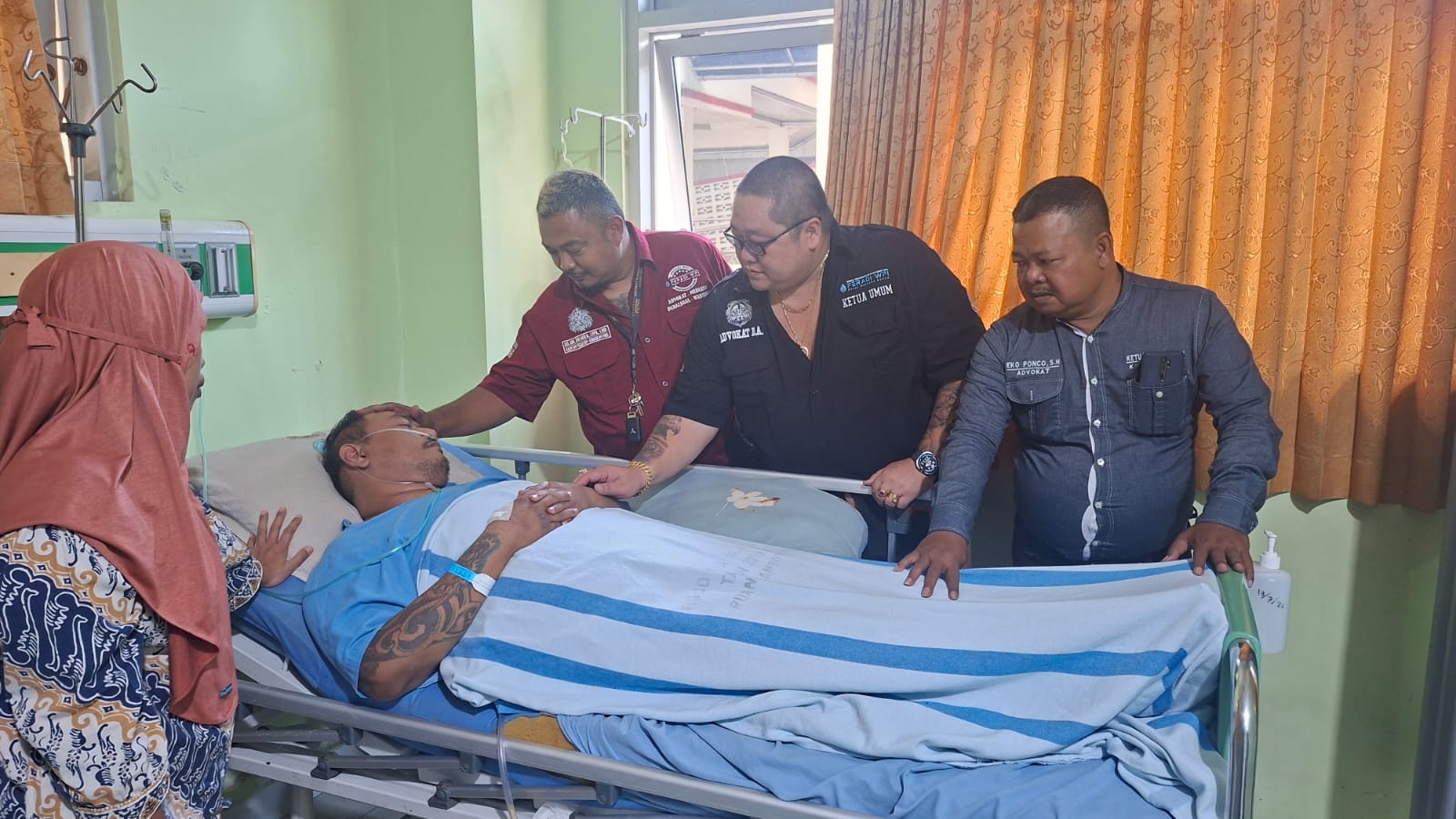 Doc. Kuasa hukum dan tim advokasi FERADI WPI–Subur Jaya Law Firm membesuk M. Sholeh Abdullah R. yang masih menjalani perawatan di RSUD Salatiga, Selasa (22/9/2026). Kunjungan tersebut dilakukan sebagai bentuk pendampingan terhadap korban dalam proses penanganan perkara dugaan kekerasan di area parkir Toko Benang Raja, sekaligus untuk memantau kondisi dan memberikan dukungan selama proses pemulihan.