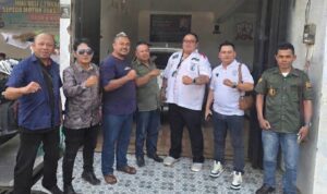 Upaya Mediasi Perkara Dugaan Pengeroyokan Sholeh Digelar, Belum Capai Kesepakatan Doc. Tim kuasa hukum dari pihak M. Sholeh Abdullah Ali R. dan pihak Fujiyanto alias Yanto Petak serta Christabel Riko Aditama berfoto bersama usai mengikuti pertemuan mediasi pertama di Kantor Firma Hukum Subur Jaya dan Rekan–FERADI WPI, Ngampin, Ambarawa, Kabupaten Semarang, Kamis (24/9/2026). Pertemuan berlangsung sekitar pukul 15.30–17.00 WIB dan belum menghasilkan kesepakatan, sehingga para pihak selanjutnya akan mengkomunikasikan hasil pertemuan kepada prinsipal masing-masing serta mengatur agenda mediasi lanjutan.