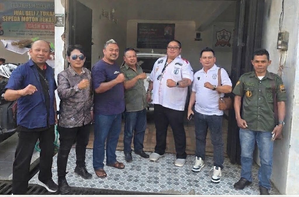 Doc. Tim kuasa hukum dari pihak M. Sholeh Abdullah Ali R. dan pihak Fujiyanto alias Yanto Petak serta Christabel Riko Aditama berfoto bersama usai mengikuti pertemuan mediasi pertama di Kantor Firma Hukum Subur Jaya dan Rekan–FERADI WPI, Ngampin, Ambarawa, Kabupaten Semarang, Kamis (24/9/2026). Pertemuan berlangsung sekitar pukul 15.30–17.00 WIB dan belum menghasilkan kesepakatan, sehingga para pihak selanjutnya akan mengkomunikasikan hasil pertemuan kepada prinsipal masing-masing serta mengatur agenda mediasi lanjutan.