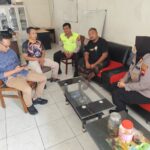 Doc. Kapolsek Ambarawa AKP Wiwid Wijayanti, S.H., M.H. bersama jajaran Polsek Ambarawa, pengurus PSHT Ranting Ambarawa, serta tokoh masyarakat dan tamu undangan mengikuti kegiatan silaturahmi dan komunikasi kamtibmas di lingkungan PSHT Rayon Ngampin, Ambarawa, Kabupaten Semarang, Rabu (23/9/2026). Pertemuan tersebut menjadi bagian dari upaya memperkuat sinergi dan menjaga keamanan serta kondusivitas wilayah menjelang agenda Parluh PSHT 2026.