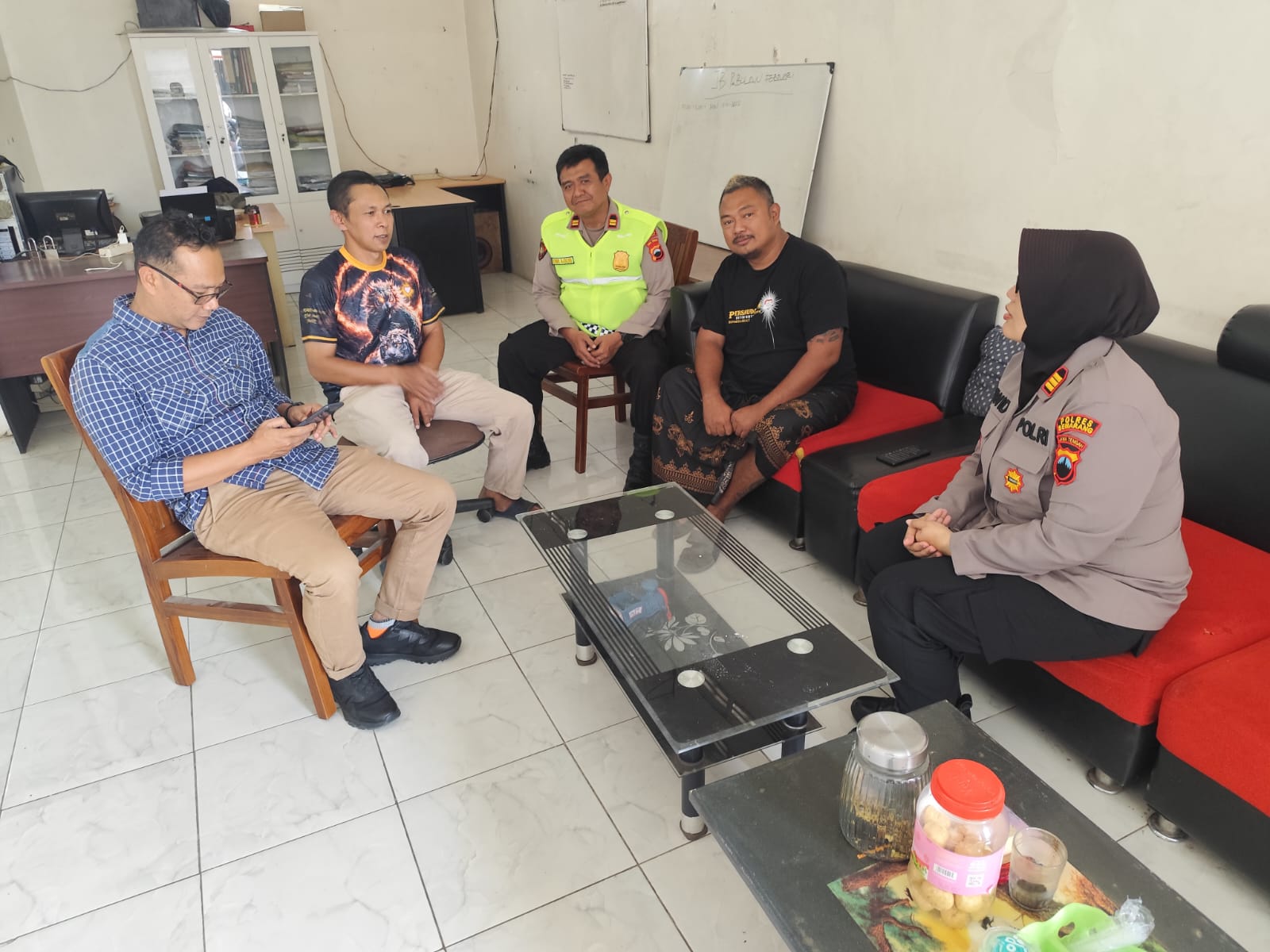 Doc. Kapolsek Ambarawa AKP Wiwid Wijayanti, S.H., M.H. bersama jajaran Polsek Ambarawa, pengurus PSHT Ranting Ambarawa, serta tokoh masyarakat dan tamu undangan mengikuti kegiatan silaturahmi dan komunikasi kamtibmas di lingkungan PSHT Rayon Ngampin, Ambarawa, Kabupaten Semarang, Rabu (23/9/2026). Pertemuan tersebut menjadi bagian dari upaya memperkuat sinergi dan menjaga keamanan serta kondusivitas wilayah menjelang agenda Parluh PSHT 2026.