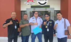 Doc. Penggugat Rubiyati bersama Tim Kuasa Hukum DPP FERADI WPI dan Subur Jaya Law Firm berfoto bersama usai mengikuti persidangan perkara perdata Nomor 93/Pdt.G/2026/PN Kdl dengan agenda pembacaan gugatan di Pengadilan Negeri Kendal, Kamis (24/9/2026). Persidangan dilanjutkan setelah proses mediasi sebelumnya tidak mencapai kesepakatan.