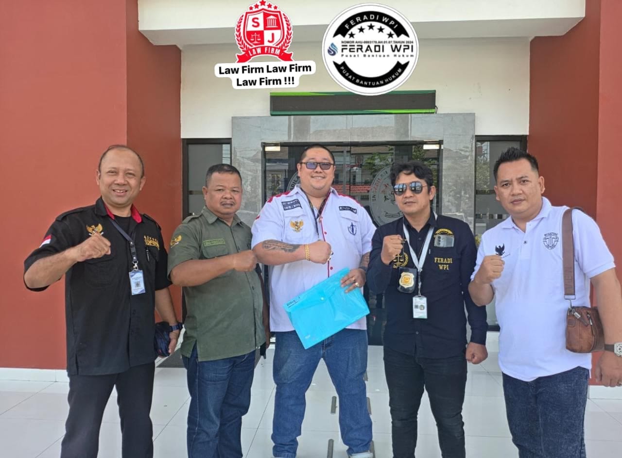 Doc. Penggugat Rubiyati bersama Tim Kuasa Hukum DPP FERADI WPI dan Subur Jaya Law Firm berfoto bersama usai mengikuti persidangan perkara perdata Nomor 93/Pdt.G/2026/PN Kdl dengan agenda pembacaan gugatan di Pengadilan Negeri Kendal, Kamis (24/9/2026). Persidangan dilanjutkan setelah proses mediasi sebelumnya tidak mencapai kesepakatan.