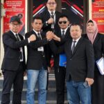 Doc. Tim hukum Subur Jaya Lawfirm-FERADI WPI bersama pihak keluarga klien berfoto bersama di area kantor Polres Cirebon Kota, Jumat (25/9/2026), usai mengikuti agenda pengajuan permohonan penangguhan penahanan. Kehadiran tim hukum tersebut merupakan bagian dari pendampingan hukum terhadap klien dalam proses penanganan perkara di Polres Cirebon Kota.