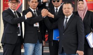 Subur Jaya Lawfirm-FERADI WPI Ajukan Permohonan Penangguhan Penahanan di Polres Cirebon Kota Doc. Tim hukum Subur Jaya Lawfirm-FERADI WPI bersama pihak keluarga klien berfoto bersama di area kantor Polres Cirebon Kota, Jumat (25/9/2026), usai mengikuti agenda pengajuan permohonan penangguhan penahanan. Kehadiran tim hukum tersebut merupakan bagian dari pendampingan hukum terhadap klien dalam proses penanganan perkara di Polres Cirebon Kota.