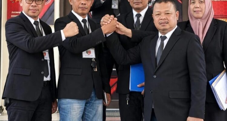 Doc. Tim hukum Subur Jaya Lawfirm-FERADI WPI bersama pihak keluarga klien berfoto bersama di area kantor Polres Cirebon Kota, Jumat (25/9/2026), usai mengikuti agenda pengajuan permohonan penangguhan penahanan. Kehadiran tim hukum tersebut merupakan bagian dari pendampingan hukum terhadap klien dalam proses penanganan perkara di Polres Cirebon Kota.