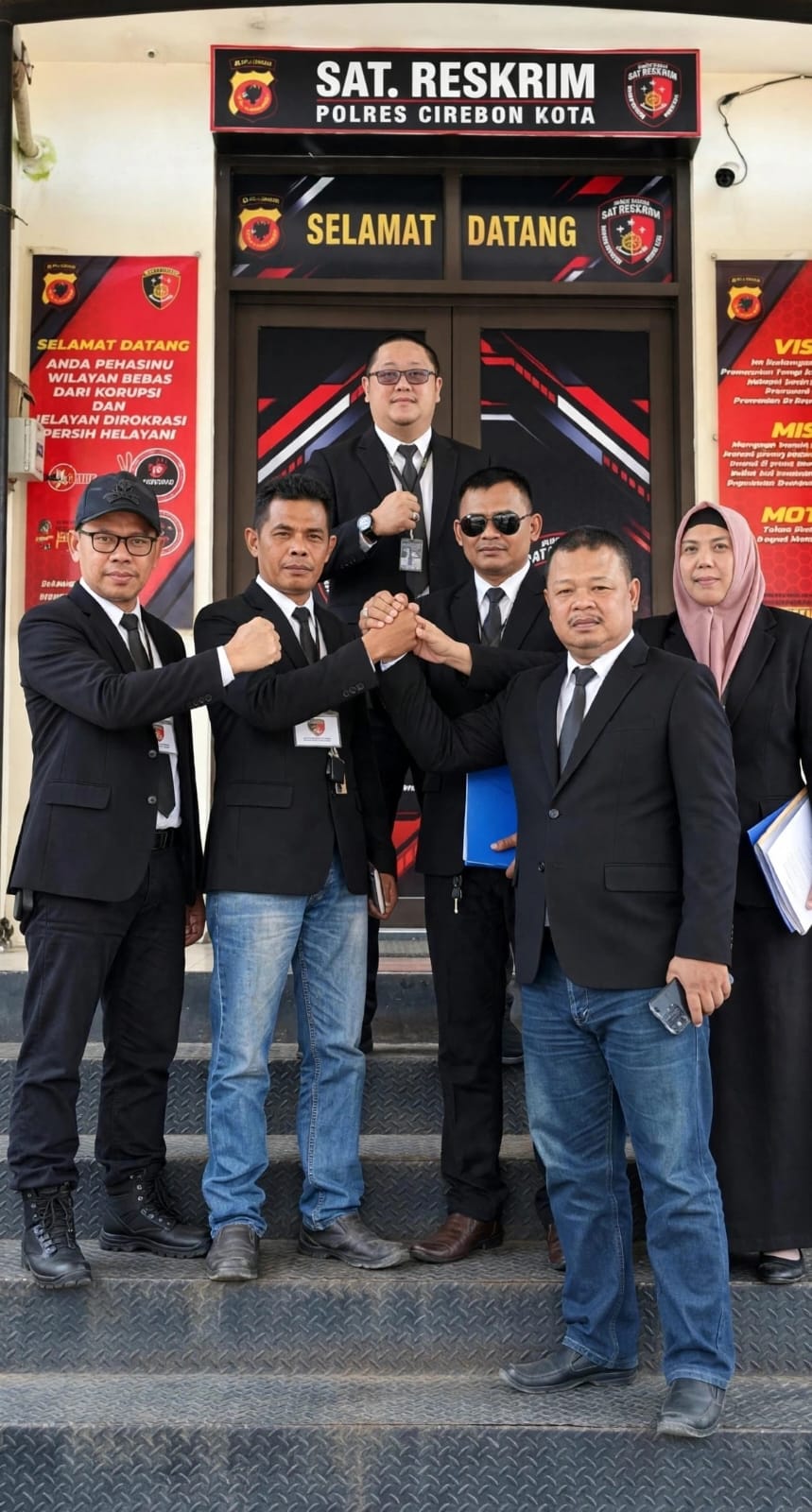 Doc. Tim hukum Subur Jaya Lawfirm-FERADI WPI bersama pihak keluarga klien berfoto bersama di area kantor Polres Cirebon Kota, Jumat (25/9/2026), usai mengikuti agenda pengajuan permohonan penangguhan penahanan. Kehadiran tim hukum tersebut merupakan bagian dari pendampingan hukum terhadap klien dalam proses penanganan perkara di Polres Cirebon Kota.