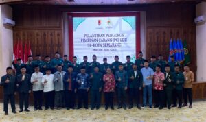 Doc. Wali Kota Semarang Agustina Wilujeng Pramestuti bersama Wakil Wali Kota Semarang Iswar Aminuddin, jajaran pengurus LDII, serta para tamu undangan berfoto bersama seusai pelantikan Pengurus Pimpinan Cabang (PC) LDII se-Kota Semarang periode 2026–2031 di Balai Kota Semarang, Jumat (25/9/2026). Pelantikan tersebut diikuti pengurus PC LDII dari 16 kecamatan di Kota Semarang.
