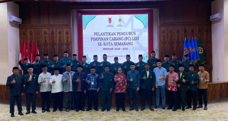 Doc. Wali Kota Semarang Agustina Wilujeng Pramestuti bersama Wakil Wali Kota Semarang Iswar Aminuddin, jajaran pengurus LDII, serta para tamu undangan berfoto bersama seusai pelantikan Pengurus Pimpinan Cabang (PC) LDII se-Kota Semarang periode 2026–2031 di Balai Kota Semarang, Jumat (25/9/2026). Pelantikan tersebut diikuti pengurus PC LDII dari 16 kecamatan di Kota Semarang.