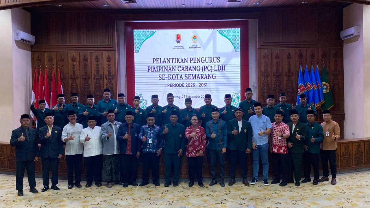 Doc. Wali Kota Semarang Agustina Wilujeng Pramestuti bersama Wakil Wali Kota Semarang Iswar Aminuddin, jajaran pengurus LDII, serta para tamu undangan berfoto bersama seusai pelantikan Pengurus Pimpinan Cabang (PC) LDII se-Kota Semarang periode 2026–2031 di Balai Kota Semarang, Jumat (25/9/2026). Pelantikan tersebut diikuti pengurus PC LDII dari 16 kecamatan di Kota Semarang.