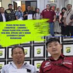 Doc. Koloase foto memperlihatkan tim hukum yang mendampingi Hairil Tami pada bagian atas, sementara pada bagian bawah Hairil Tami menunjukkan surat tanda terima laporan yang menjadi dokumen terkait aduan yang disampaikannya ke Polres Metro Bekasi. Dokumentasi tersebut menggambarkan rangkaian pendampingan hukum serta bukti administrasi pelaporan dalam perkara yang hingga kini masih menjadi perhatian Hairil dan tim kuasa hukumnya.
