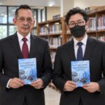 Doc. Adv. Yulianto Kiswocahyono, S.E., S.H., BKP dan Eko Wahyu Pramono, S.Tr.P., S.Ak. memperlihatkan sampul buku kedua karya mereka berjudul “Kontrol Hukum terhadap Kekuasaan Fiskal: Kajian Ultra Vires atas Regulasi Kuasa Wajib Pajak dalam PMK Nomor 44 Tahun 2026.” Buku tersebut merupakan kelanjutan dari karya pertama keduanya, “Merebut Independensi Pengadilan Pajak,” dan membahas kajian mengenai batas kewenangan fiskal negara, regulasi kuasa Wajib Pajak, serta kontrol hukum terhadap pembentukan dan pelaksanaan regulasi perpajakan.
