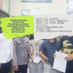 Doc. Salah satu pihak yang diduga terlibat dalam perkara dugaan pengeroyokan terhadap M. Sholeh Abdullah R. saat diamankan oleh aparat kepolisian di kantor kepolisian untuk menjalani proses pemeriksaan terkait perkara tersebut. Foto ini menggambarkan tahapan penanganan perkara dan tidak dimaksudkan sebagai penetapan kesalahan atau kesimpulan hukum terhadap pihak yang bersangkutan. Status hukum dan keterlibatan masing-masing pihak tetap menjadi kewenangan aparat penegak hukum berdasarkan hasil pemeriksaan dan alat bukti yang sah.