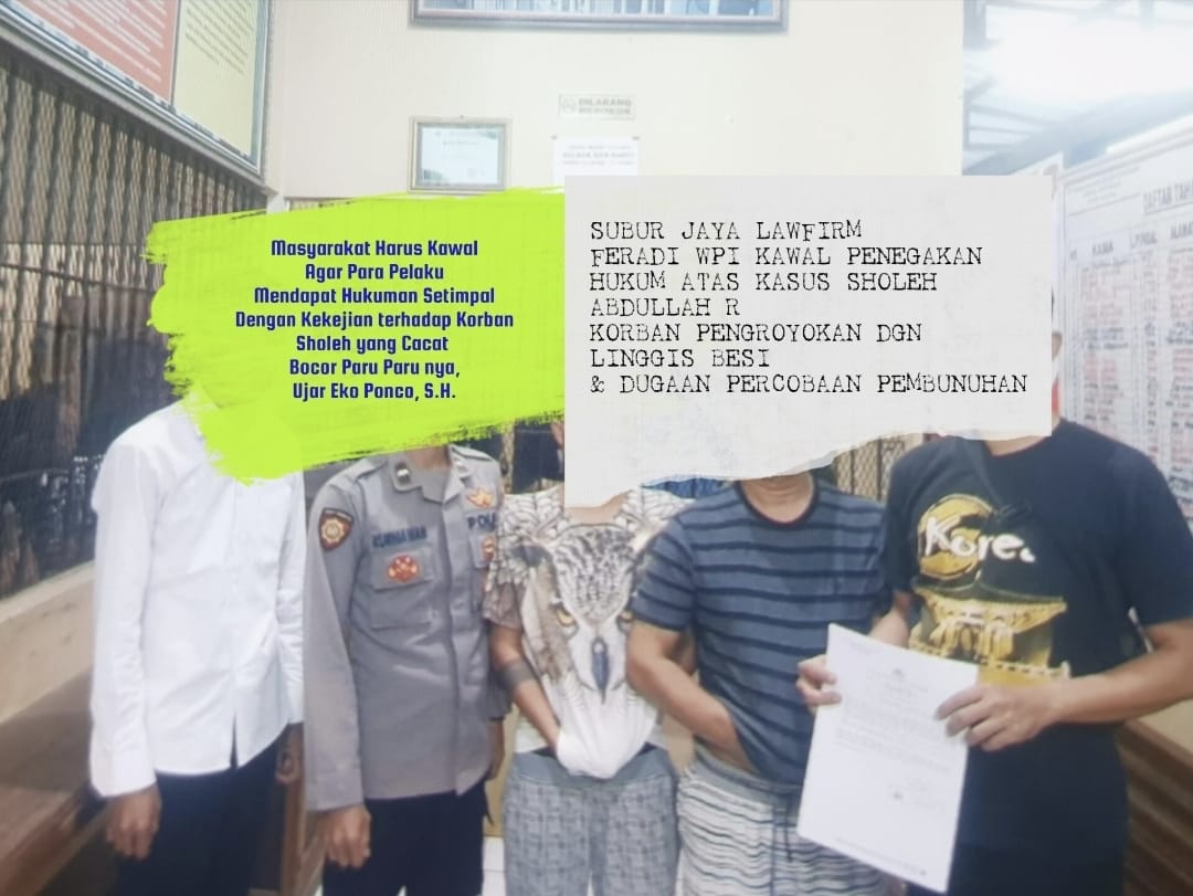 Doc. Salah satu pihak yang diduga terlibat dalam perkara dugaan pengeroyokan terhadap M. Sholeh Abdullah R. saat diamankan oleh aparat kepolisian di kantor kepolisian untuk menjalani proses pemeriksaan terkait perkara tersebut. Foto ini menggambarkan tahapan penanganan perkara dan tidak dimaksudkan sebagai penetapan kesalahan atau kesimpulan hukum terhadap pihak yang bersangkutan. Status hukum dan keterlibatan masing-masing pihak tetap menjadi kewenangan aparat penegak hukum berdasarkan hasil pemeriksaan dan alat bukti yang sah.