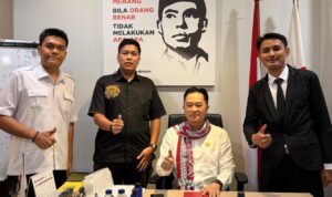 Doc. Sekretaris Jenderal LBH Feradi Yoshua Rivaldo bersama aktivis GPPMI dan Anggota DPRD DKI Jakarta Kevin Wu, S.E., M.H., seusai mengikuti kegiatan Young Parliamentary Program di Jakarta.