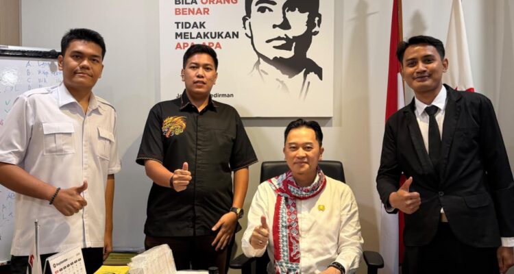 Doc. Sekretaris Jenderal LBH Feradi Yoshua Rivaldo bersama aktivis GPPMI dan Anggota DPRD DKI Jakarta Kevin Wu, S.E., M.H., seusai mengikuti kegiatan Young Parliamentary Program di Jakarta.