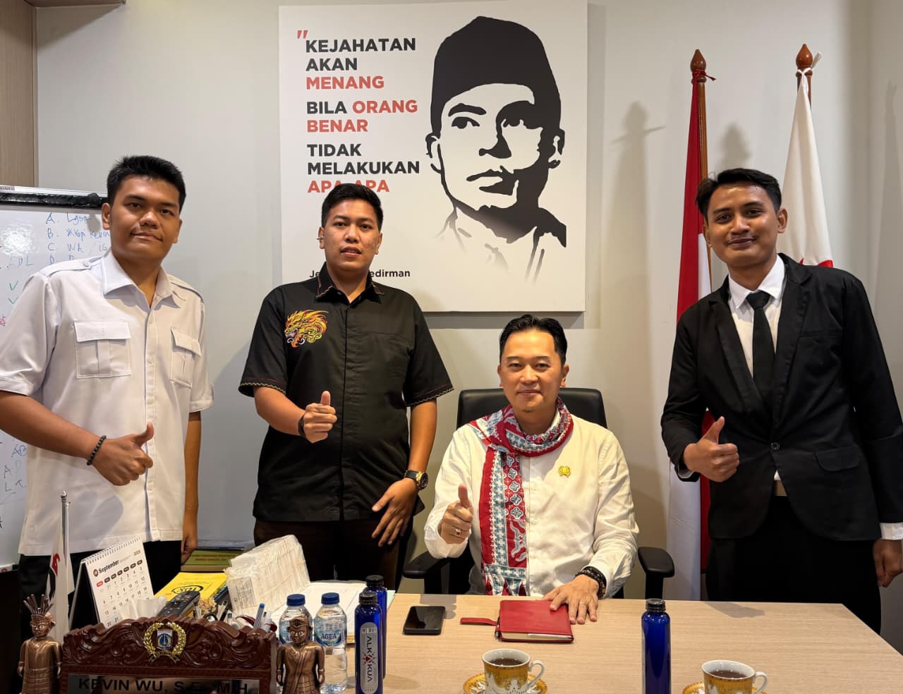 Doc. Sekretaris Jenderal LBH Feradi Yoshua Rivaldo bersama aktivis GPPMI dan Anggota DPRD DKI Jakarta Kevin Wu, S.E., M.H., seusai mengikuti kegiatan Young Parliamentary Program di Jakarta.
