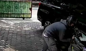 Doc. Tangkapan layar kamera pengawas (CCTV) yang memperlihatkan seseorang yang diduga terlibat dalam aksi pencurian sepeda motor di wilayah Kalideres, Jakarta Barat. Rekaman tersebut menjadi bagian dari informasi yang digunakan dalam proses penyelidikan kepolisian.