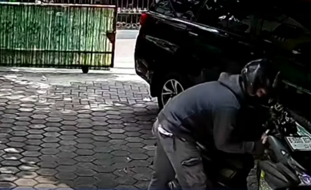 Doc. Tangkapan layar kamera pengawas (CCTV) yang memperlihatkan seseorang yang diduga terlibat dalam aksi pencurian sepeda motor di wilayah Kalideres, Jakarta Barat. Rekaman tersebut menjadi bagian dari informasi yang digunakan dalam proses penyelidikan kepolisian.