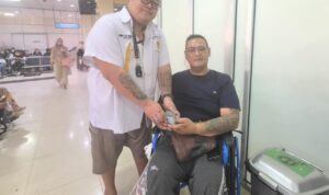FERADI WPI Salurkan Bantuan Dana dan Pendampingan Hukum untuk Sholeh Doc. Ketua Umum FERADI WPI, Adv. Donny Andretti, saat menyerahkan bantuan dana kepada M. Sholeh Abdullah Ali R. ketika menjenguk korban yang masih menjalani perawatan di rumah sakit di Salatiga, Rabu (30/9/2026). Bantuan tersebut merupakan bentuk dukungan dari rekan-rekan FERADI WPI dan Subur Jaya Law Firm untuk membantu meringankan kebutuhan pengobatan Sholeh selama menjalani perawatan.