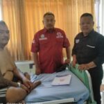 Doc. Eko Ponco, S.H. saat menjenguk M. Sholeh Abdullah R. yang masih menjalani perawatan di ruang rawat rumah sakit di Salatiga. Kunjungan tersebut dilakukan sebagai bentuk dukungan sekaligus untuk memantau kondisi korban dalam proses pendampingan hukum terkait perkara dugaan kekerasan yang terjadi di area parkir Toko Benang Raja, Salatiga.