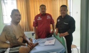 Doc. Eko Ponco, S.H. saat menjenguk M. Sholeh Abdullah R. yang masih menjalani perawatan di ruang rawat rumah sakit di Salatiga. Kunjungan tersebut dilakukan sebagai bentuk dukungan sekaligus untuk memantau kondisi korban dalam proses pendampingan hukum terkait perkara dugaan kekerasan yang terjadi di area parkir Toko Benang Raja, Salatiga.