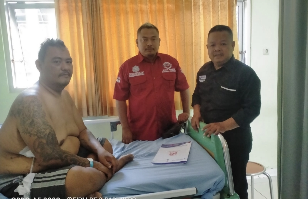 Doc. Eko Ponco, S.H. saat menjenguk M. Sholeh Abdullah R. yang masih menjalani perawatan di ruang rawat rumah sakit di Salatiga. Kunjungan tersebut dilakukan sebagai bentuk dukungan sekaligus untuk memantau kondisi korban dalam proses pendampingan hukum terkait perkara dugaan kekerasan yang terjadi di area parkir Toko Benang Raja, Salatiga.