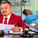 Doc. Foto ilustrasi yang menggambarkan pendampingan hukum dalam perkara dugaan pengeroyokan terhadap M. Sholeh Abdullah R. di Salatiga. Ilustrasi menampilkan Agus Polenk dalam konteks kajian dan pendampingan hukum, serta gambaran Sholeh yang masih menjalani perawatan di rumah sakit. Elemen dokumen hukum, timbangan keadilan, dan palu hakim digunakan sebagai representasi proses hukum dan pembahasan mengenai dugaan penerapan sejumlah pasal dalam perkara tersebut. Ilustrasi ini dibuat untuk kepentingan pemberitaan dan bukan merupakan dokumentasi langsung dari keseluruhan rangkaian peristiwa.