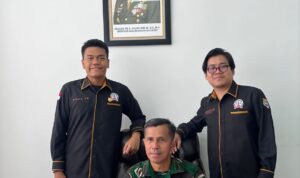 Doc. Kolonel RH Lubis berfoto bersama Sekretaris Jenderal LBH FERADI Yoshua Rivaldo dan Bendahara Umum Farhan dalam kegiatan di lingkungan Direktorat Hukum Angkatan Darat (Ditkumad), Jakarta. Pertemuan tersebut berlangsung bertepatan dengan momentum kenaikan pangkat dan penugasan RH Lubis sebagai Kepala Subdirektorat Bantuan Hukum Pidana (Kasubdit Bankumpid) Ditkumad.