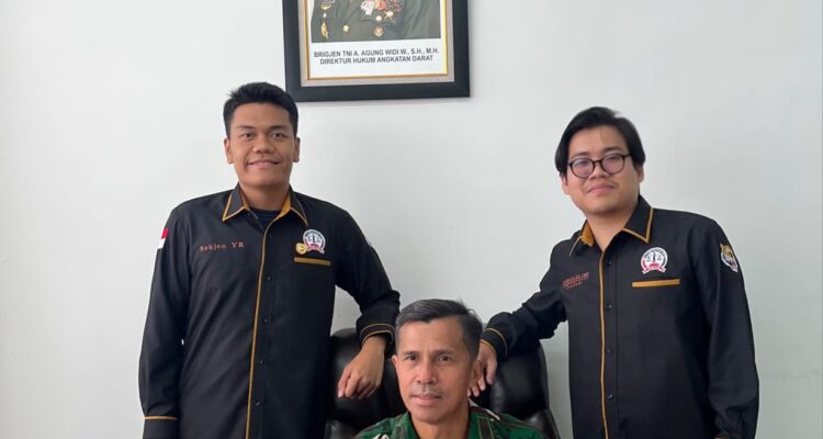Doc. Kolonel RH Lubis berfoto bersama Sekretaris Jenderal LBH FERADI Yoshua Rivaldo dan Bendahara Umum Farhan dalam kegiatan di lingkungan Direktorat Hukum Angkatan Darat (Ditkumad), Jakarta. Pertemuan tersebut berlangsung bertepatan dengan momentum kenaikan pangkat dan penugasan RH Lubis sebagai Kepala Subdirektorat Bantuan Hukum Pidana (Kasubdit Bankumpid) Ditkumad.