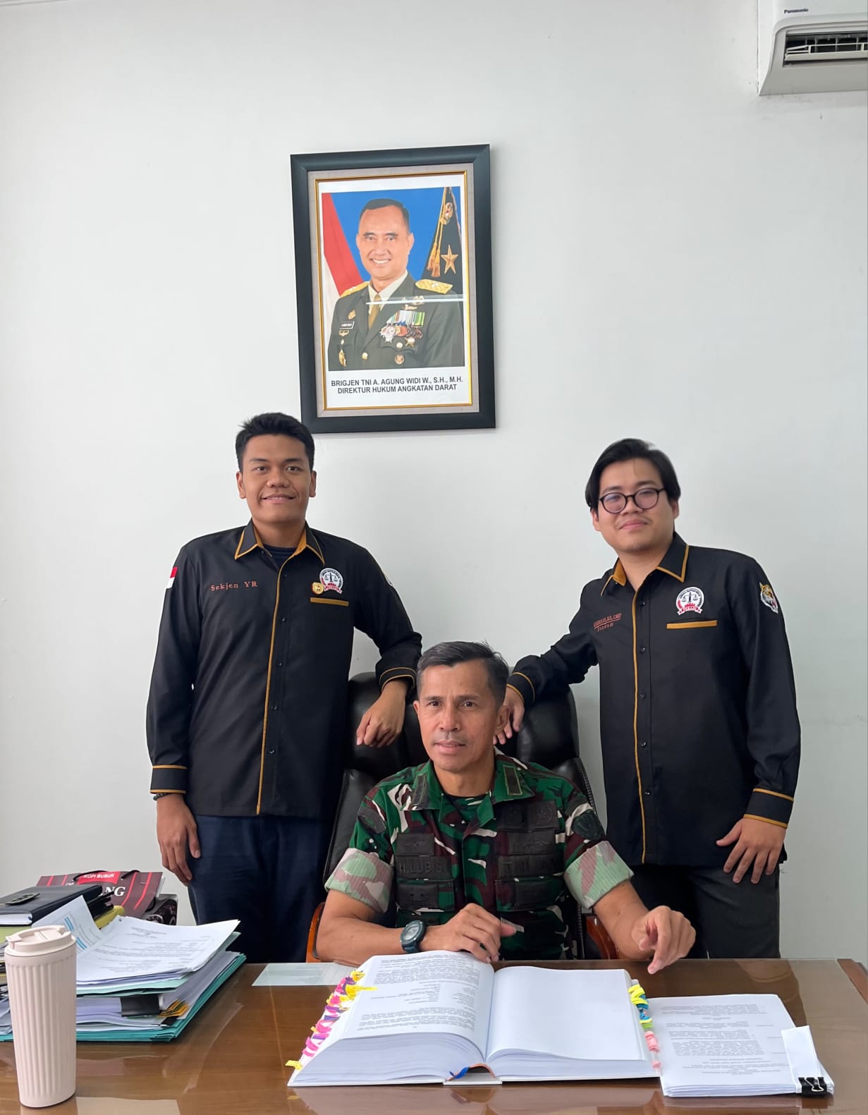 Doc. Kolonel RH Lubis berfoto bersama Sekretaris Jenderal LBH FERADI Yoshua Rivaldo dan Bendahara Umum Farhan dalam kegiatan di lingkungan Direktorat Hukum Angkatan Darat (Ditkumad), Jakarta. Pertemuan tersebut berlangsung bertepatan dengan momentum kenaikan pangkat dan penugasan RH Lubis sebagai Kepala Subdirektorat Bantuan Hukum Pidana (Kasubdit Bankumpid) Ditkumad.