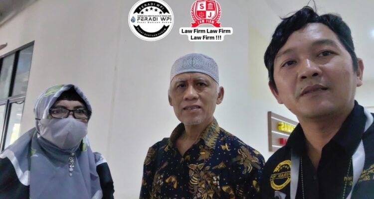 Doc. Tim hukum FERADI WPI bersama Istriwinasih berfoto bersama usai menindaklanjuti perkembangan perkara pinjaman Rp150 juta di Polda Jawa Tengah dan Polrestabes Semarang, Jumat (2/10/2026). Pertemuan tersebut membahas tindak lanjut SP2HP-2 serta menunggu laporan kemajuan (Lapju) dari Polrestabes Semarang kepada Polda Jateng.