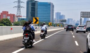 Doc. Dua pengendara sepeda motor melintas di ruas jalan bebas hambatan, menggambarkan situasi kendaraan roda dua yang masuk ke jalur tol sebagaimana dibahas dalam pemberitaan.