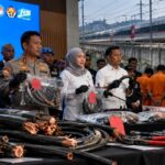 Doc. Konferensi pers kepolisian terkait pengungkapan dugaan pencurian kabel sinyal dan grounding pada jalur Kereta Cepat Whoosh. Foto konferensi pers merupakan dokumentasi langsung, sedangkan gambar kereta cepat dan elemen visual lainnya merupakan ilustrasi untuk mendukung pemberitaan.
