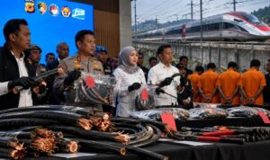 Doc. Konferensi pers kepolisian terkait pengungkapan dugaan pencurian kabel sinyal dan grounding pada jalur Kereta Cepat Whoosh. Foto konferensi pers merupakan dokumentasi langsung, sedangkan gambar kereta cepat dan elemen visual lainnya merupakan ilustrasi untuk mendukung pemberitaan.