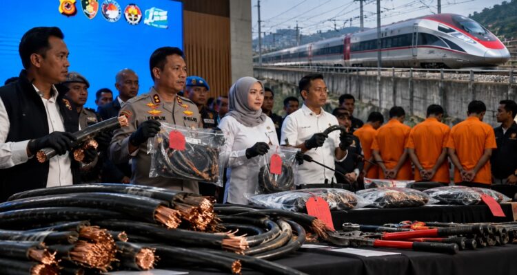 Doc. Konferensi pers kepolisian terkait pengungkapan dugaan pencurian kabel sinyal dan grounding pada jalur Kereta Cepat Whoosh. Foto konferensi pers merupakan dokumentasi langsung, sedangkan gambar kereta cepat dan elemen visual lainnya merupakan ilustrasi untuk mendukung pemberitaan.