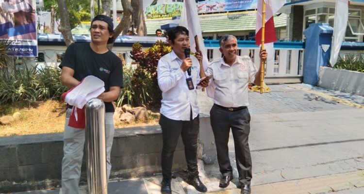 Doc. Sukindar, S.H., Wakil Ketua GJL GAMAT-RI Kota Semarang, saat menyampaikan orasi dalam aksi di Kantor Wilayah ATR/BPN Jawa Tengah, Semarang, Jumat (2/10/2026). Dalam orasinya, Sukindar menyerukan pengawalan terhadap komitmen Kanwil ATR/BPN Jawa Tengah terkait penyelesaian persoalan pelayanan pertanahan.