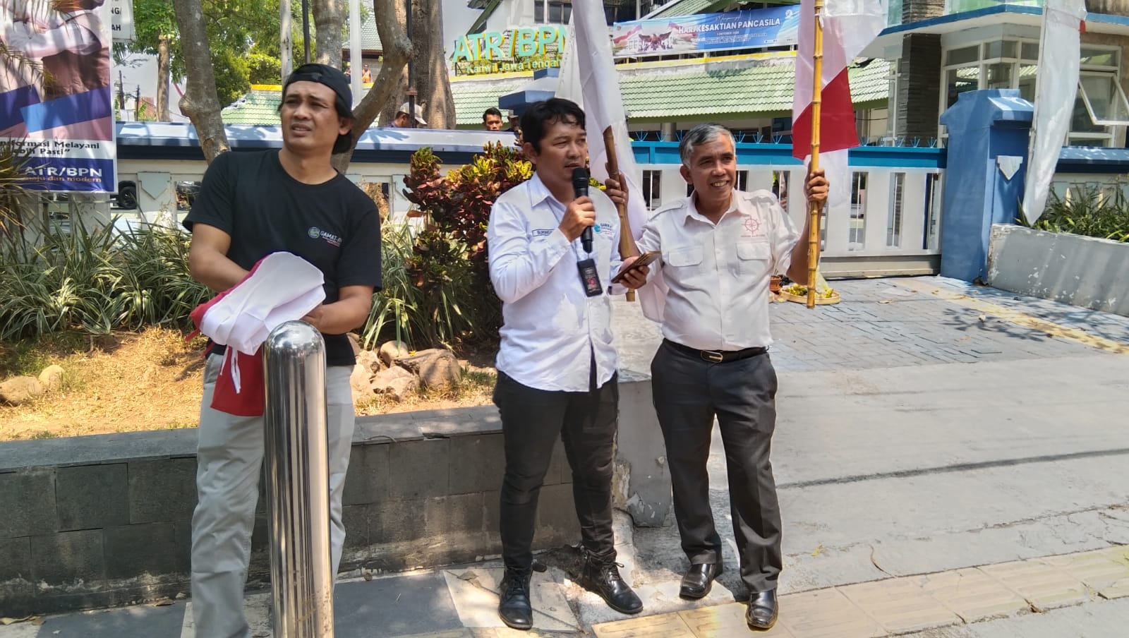 Doc. Sukindar, S.H., Wakil Ketua GJL GAMAT-RI Kota Semarang, saat menyampaikan orasi dalam aksi di Kantor Wilayah ATR/BPN Jawa Tengah, Semarang, Jumat (2/10/2026). Dalam orasinya, Sukindar menyerukan pengawalan terhadap komitmen Kanwil ATR/BPN Jawa Tengah terkait penyelesaian persoalan pelayanan pertanahan.