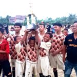 Doc. Salah satu peserta Turnamen Sepak Bola U14 Dronjong 2026 mengangkat trofi setelah pertandingan final di Stadion GBK, Dronjong, Pemalang, Minggu (4/10/2026). Bima FC dari RT 05 keluar sebagai juara setelah mengalahkan Real JR FC RT 03 dengan skor 2-0.